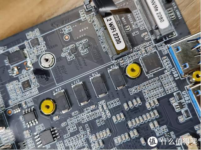 千元级小主机内部设计如何？零刻EQ12换壳，主板芯片细节展示