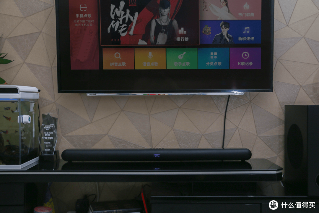 JBL KTV350回音壁体验：免布线，客厅电视秒变KTV+家庭影院
