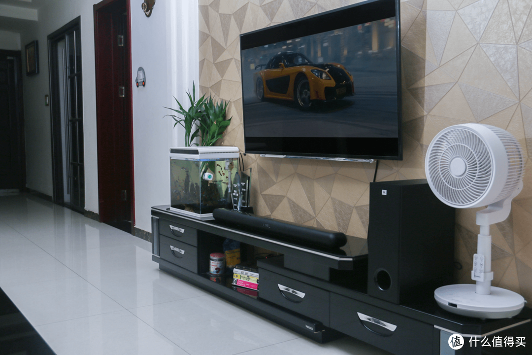 JBL KTV350回音壁体验：免布线，客厅电视秒变KTV+家庭影院