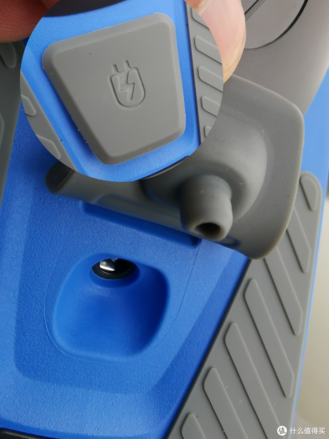 充电接口位于滑板车脚踏到立轴的过度为止，硅胶扣设计，保证充电接口的干净和干燥