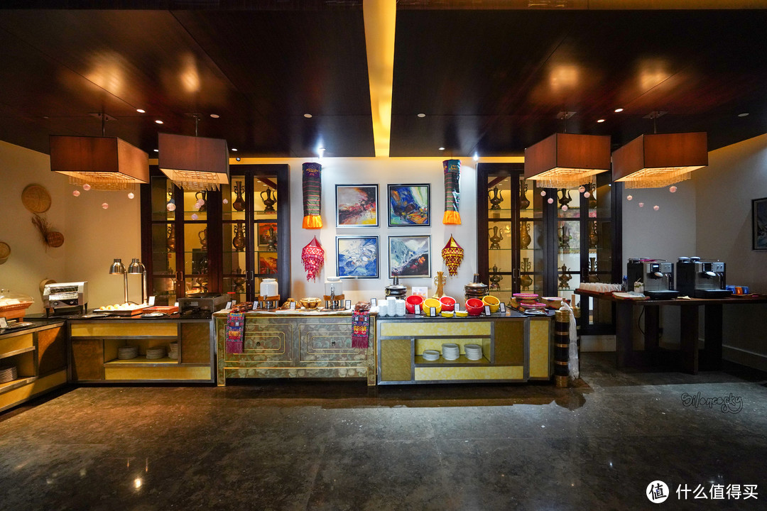 雅鲁藏布江畔的桃花点点：林芝工布庄园希尔顿酒店 - 热嘎西餐厅+猎味中餐厅体验