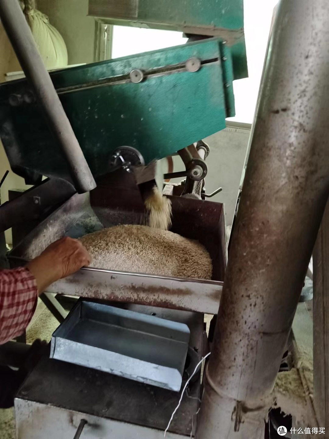 见过碾米机碾米的过程吗？