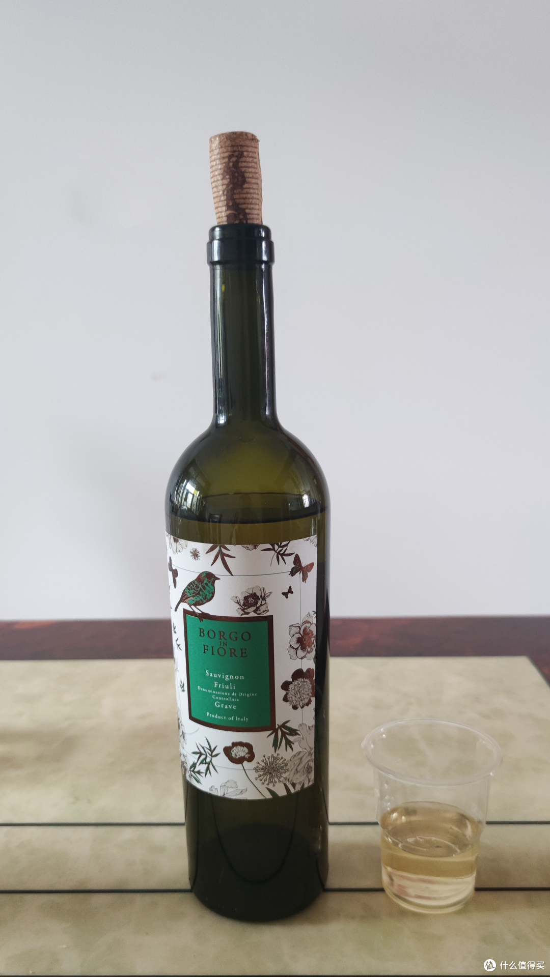 试喝感受:这款长相思酒色泽浅黄,香气中带有一股较浓郁的成熟水果的