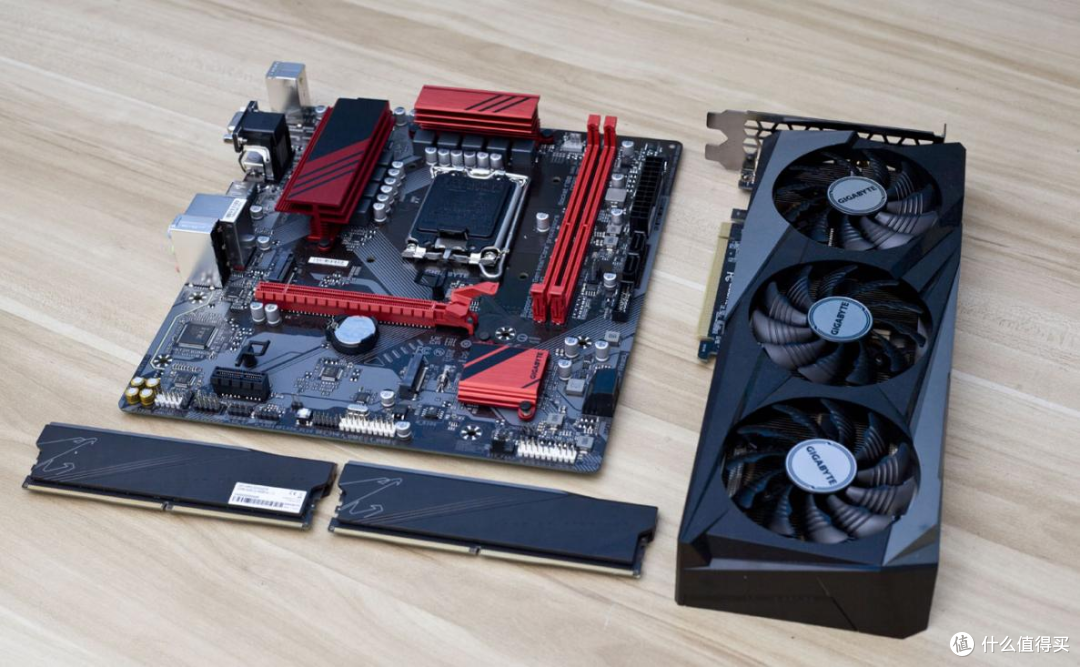 在主板24pin供电的下方,技嘉b760m gaming魔鹰提供了四个sata 3.