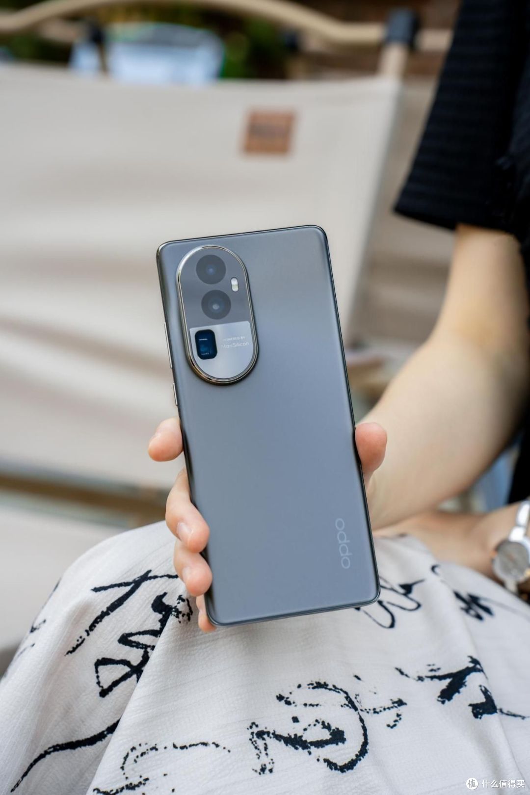 式长焦拥有着比传统长焦更长的焦段,实现了如同望远镜般的画质效果,而