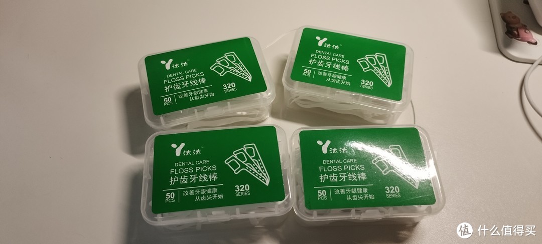 吃完饭了，有食物卡在牙齿怎么办，快点跟我一起看看这个必备好物~牙线。