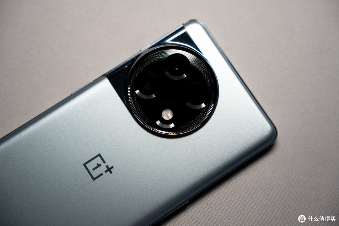 在摄像头方面,这两年不少厂家都采用了圆形的设计.