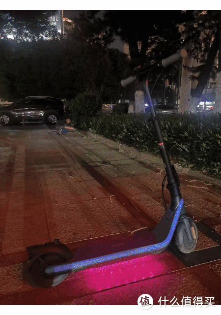 滑板车底灯效果，夜晚骑行，灯光闪烁自带BGM氛围灯，你就是那街上最靓的仔