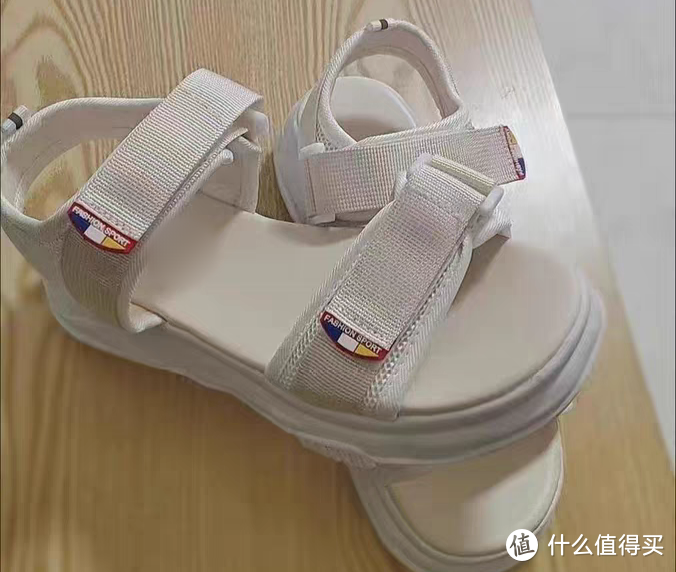 米色凉鞋，夏日里的百搭单品