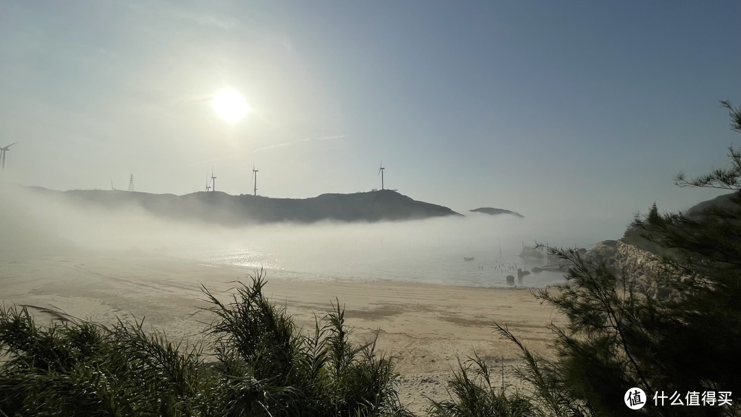 流动着雾气的海滩