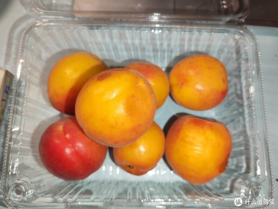 很好吃的油桃，正当季节~