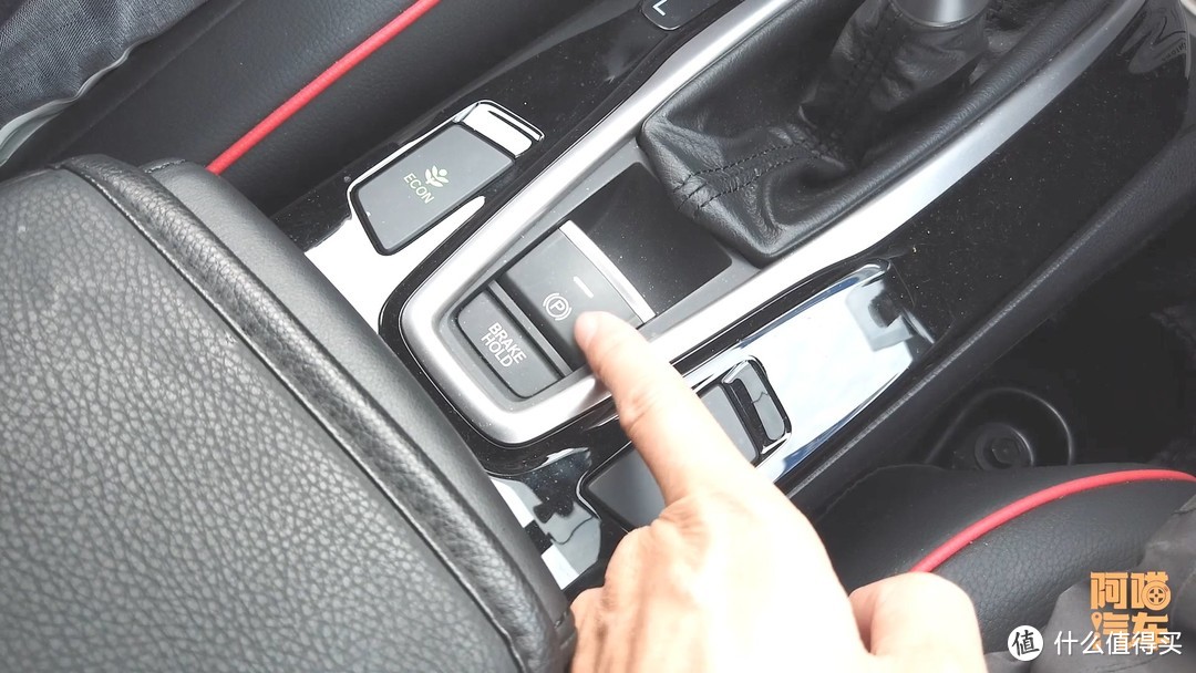为何很多司机单手握方向盘？单手和双手哪种更安全，给你说清楚了