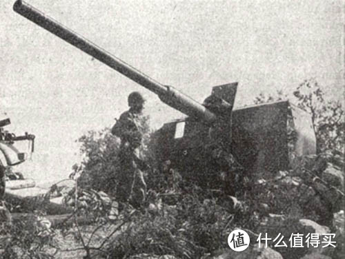 盟军士兵查看缴获的Flak 41