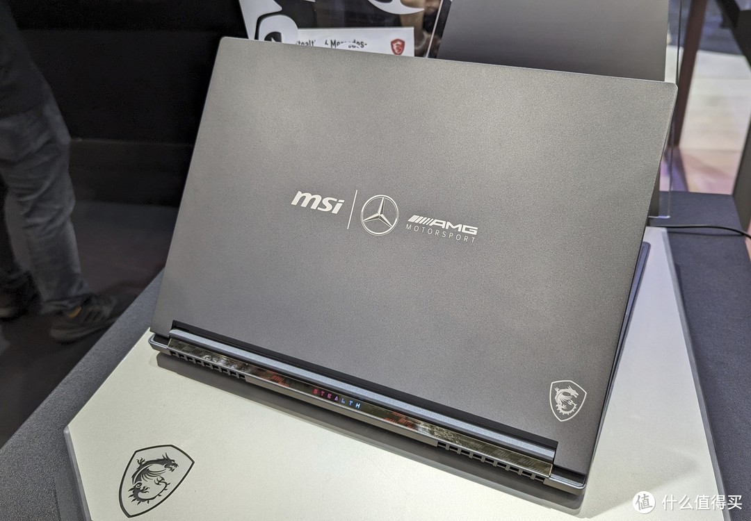MSI 与 奔驰AMG携手打造联名限量版 Stealth 16 笔记本电脑