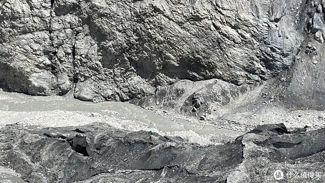 雪山脚下的河流