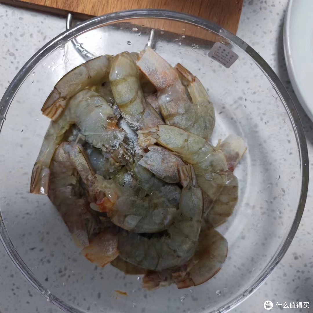 把虾和一部分的葱姜放进去，放点盐抓匀，入个底味