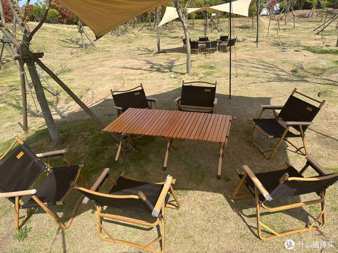 户外露营必要的装备，折叠椅和蛋卷桌