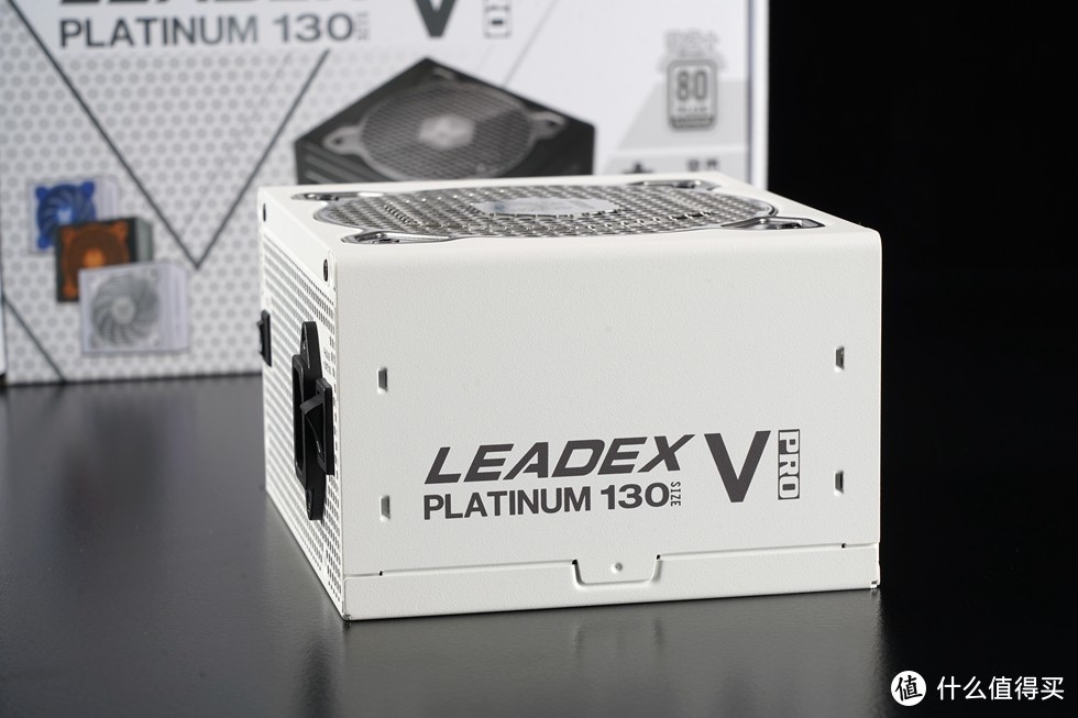 电源侧面则印有振华电源 LEADEX V PLATINUM 130 Logo。