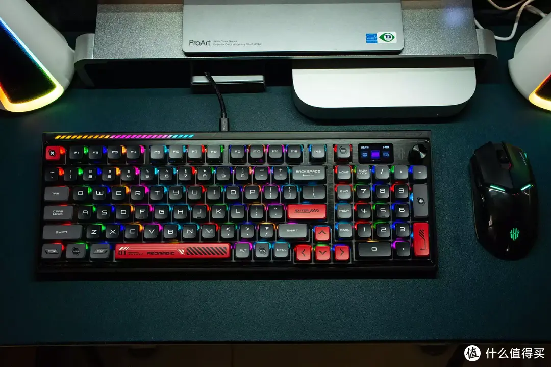 自带魔云智控屏显交互系统的红魔电竞机械键盘