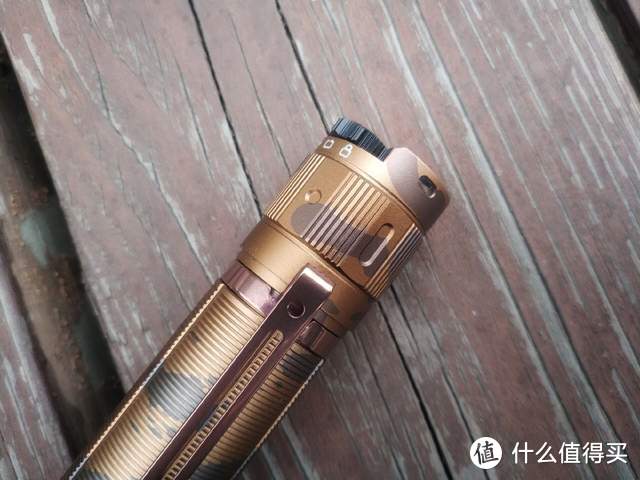 高颜值，强实力：fenix TK20R UE战术手电