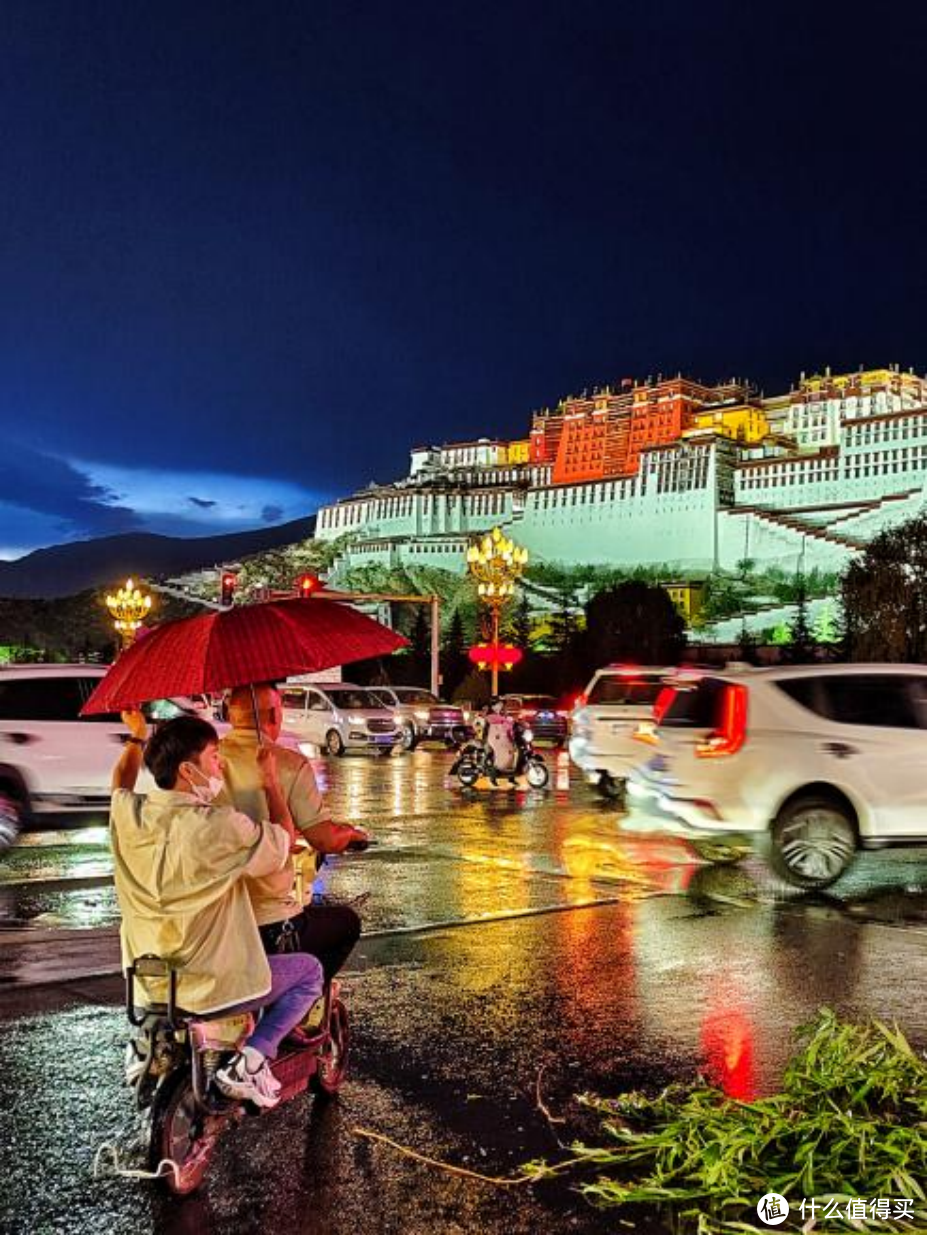 夜景模式下的布达拉宫