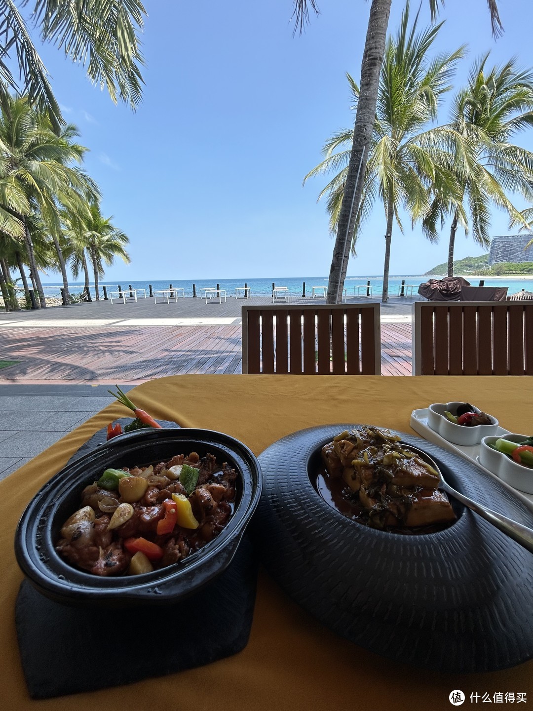 中午在中餐厅恰了一顿，两个菜一个饭折后190，味道还行，小贵