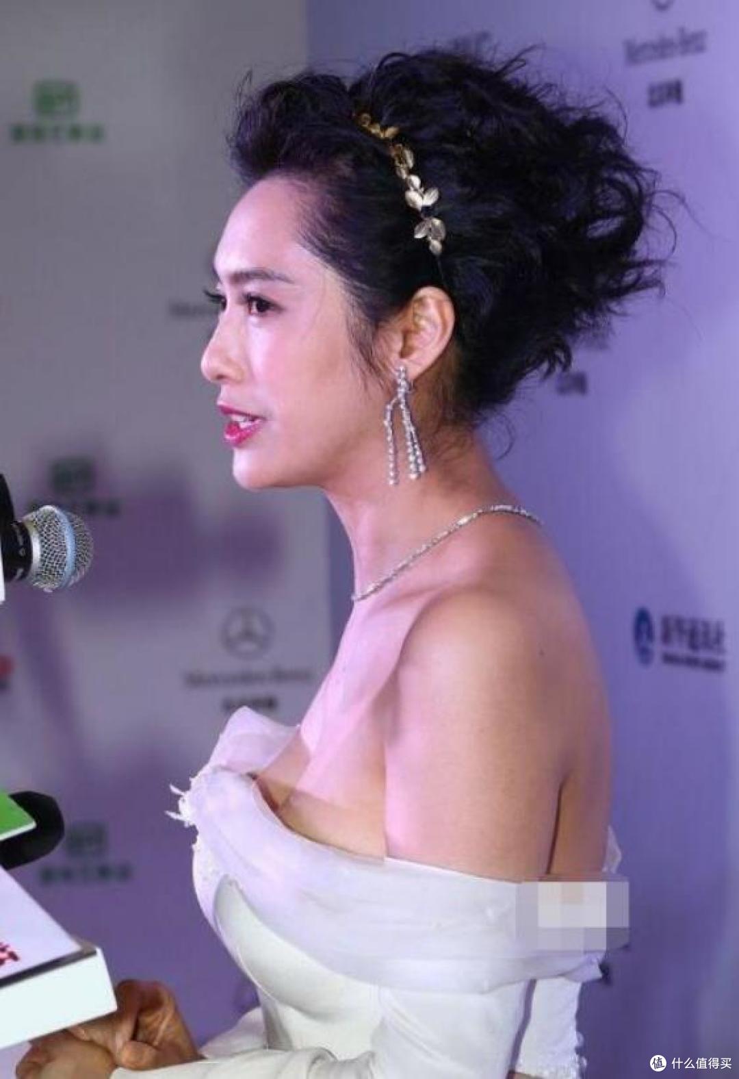 当年朱茵颁奖台上用一巴掌打出了震惊全网的一幕,是黄子华嘴欠?