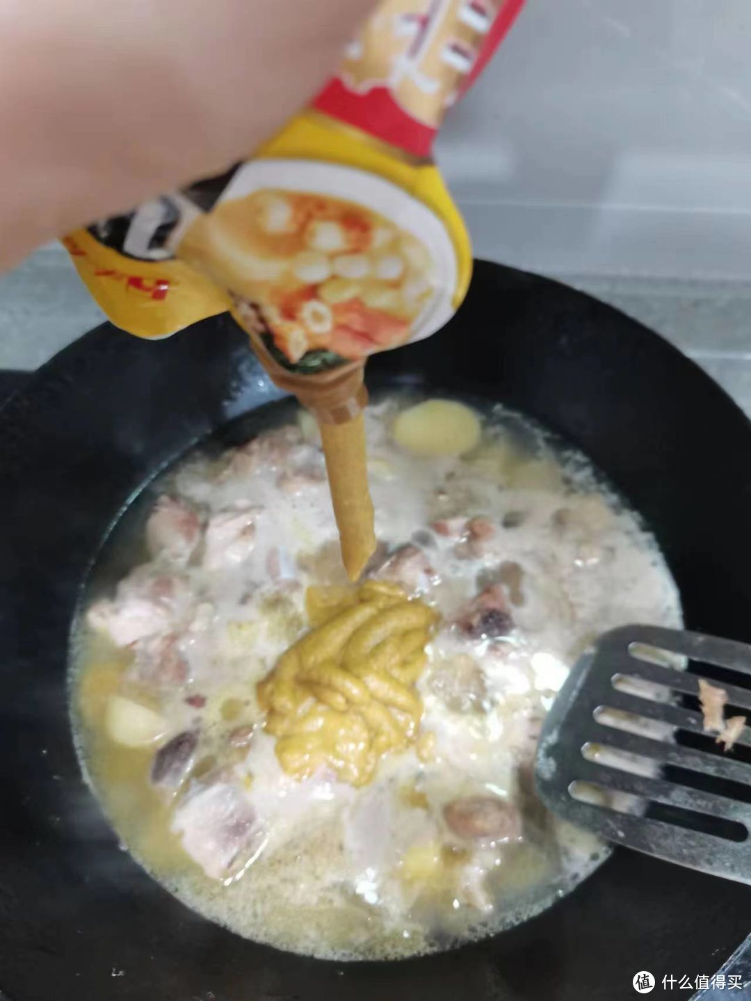 孩子的晚饭又糊弄过去啦，超级简单又美味的咖喱鸡肉饭～