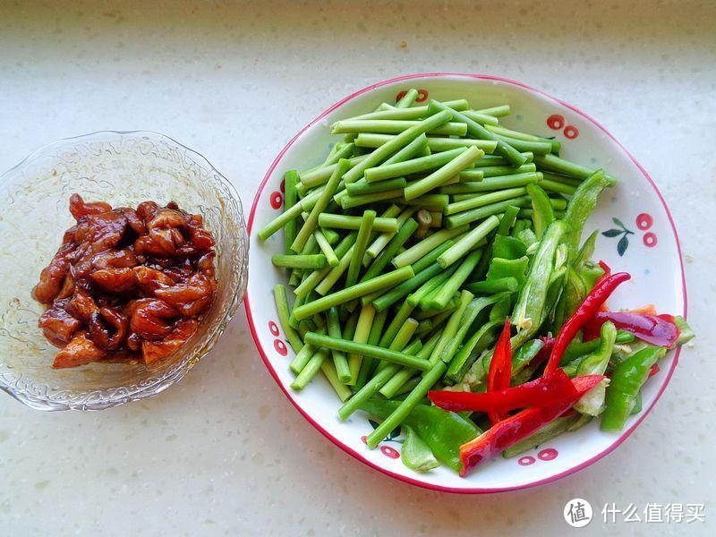 我家晚餐就是不一样，两菜两主食，网友说，吃得像乞丐