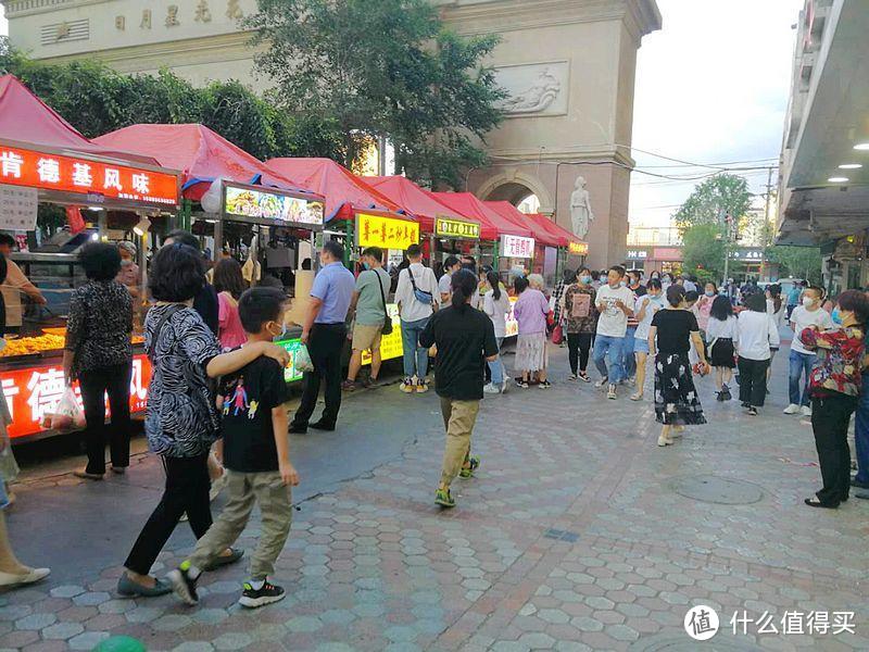 去夜市3人吃了150元，发群里，网友说：酒店的价格