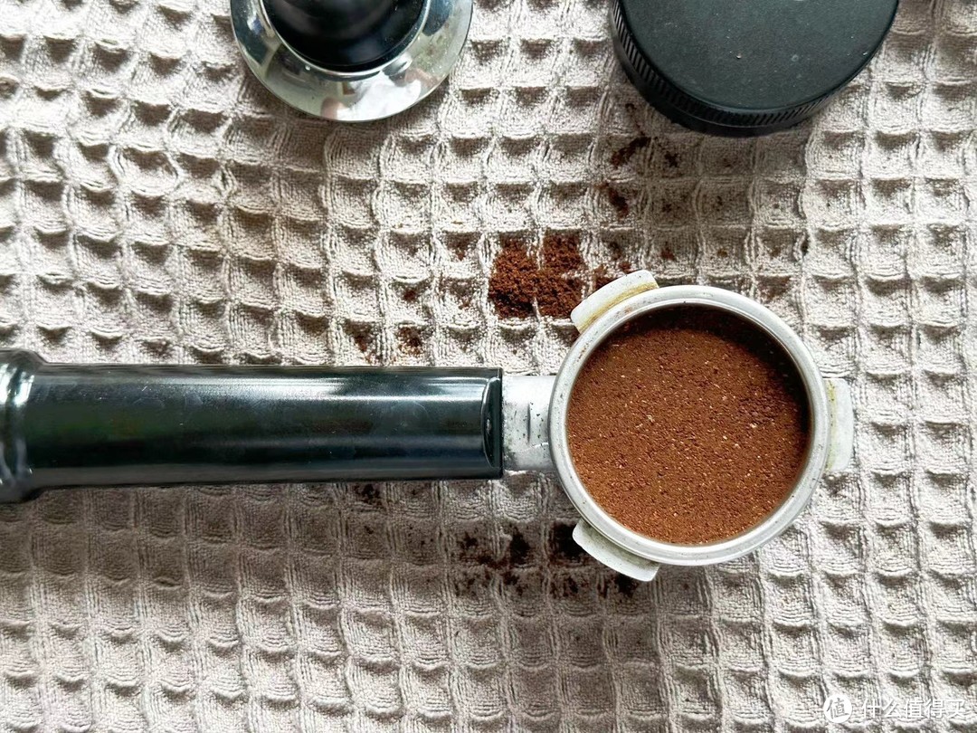 布粉+压粉使得粉杯里面的咖啡粉平整