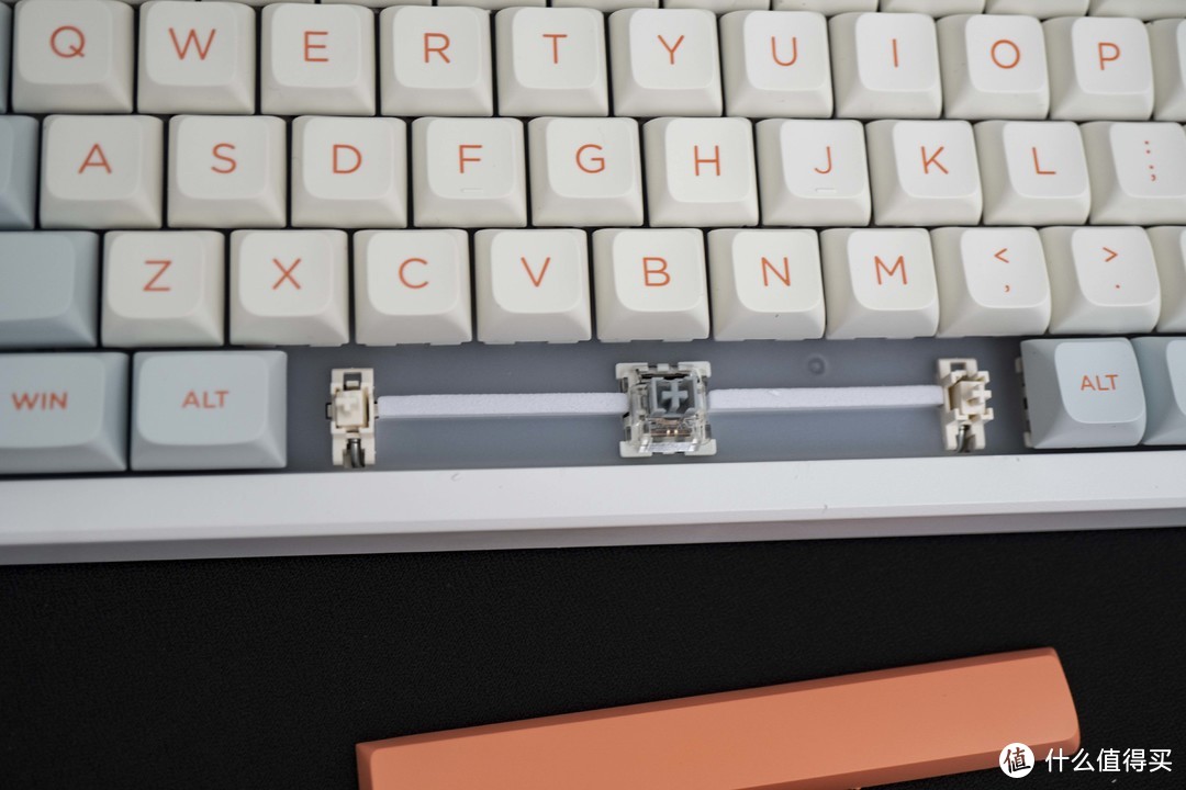 开箱体验百元级卷王机械键盘：VGN N75幻彩版
