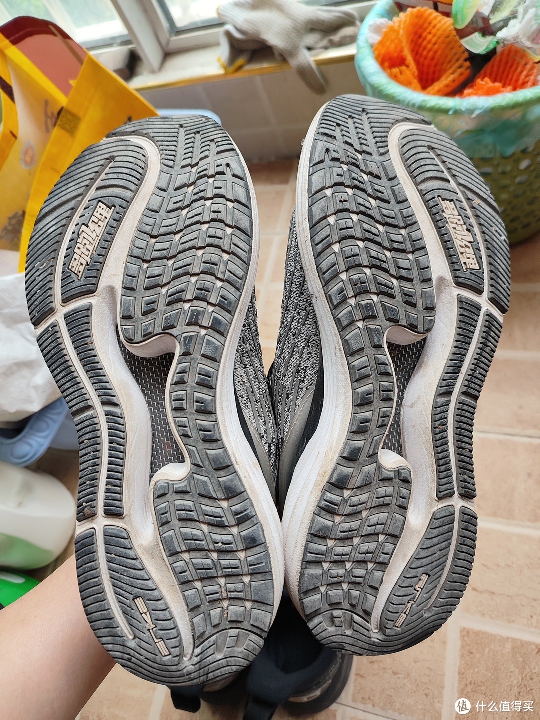 穿了3年的奇弹2.0鞋底依然耐磨，有水瓷砖不滑