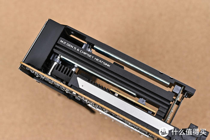 清新豆沙绿——ROG X670E-I+分形工艺 Terra 装机展示