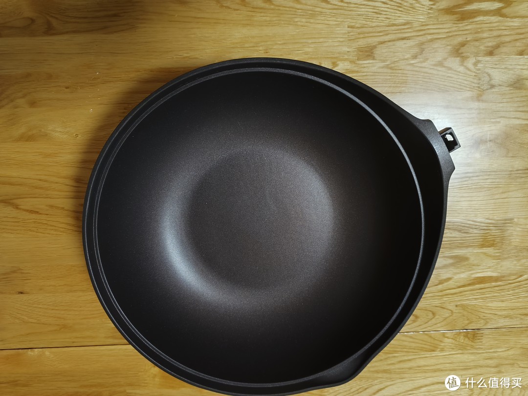 没装上锅柄时，灯光下看着内锅是比较黑，实际上偏褐色，就是厂家宣传的摩卡色。