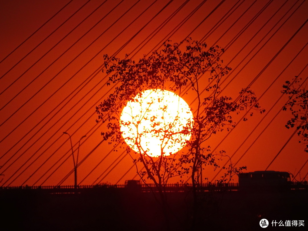 武昌江滩拍的日落，背景是白沙洲大桥
