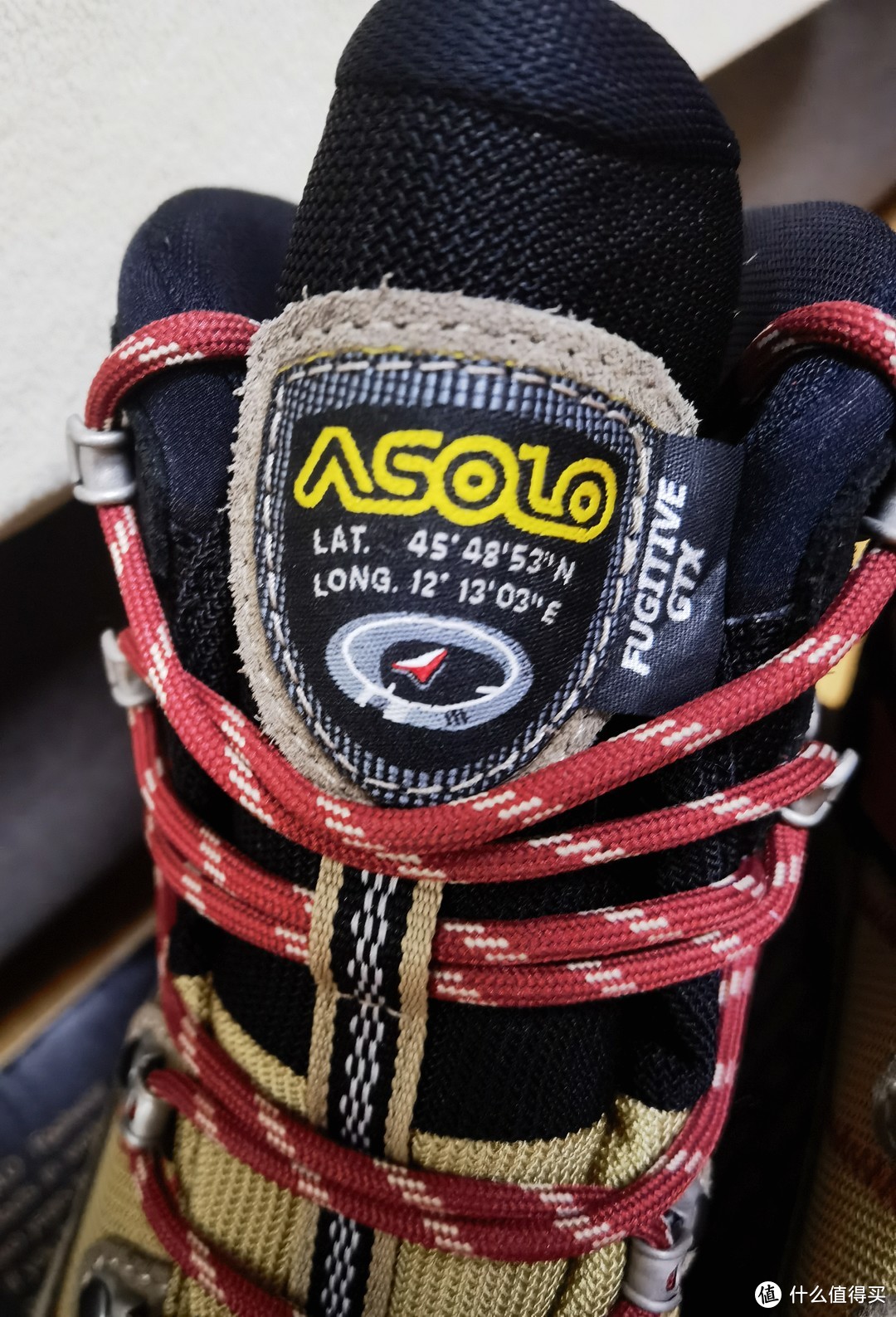 Asolo 鞋舌标注着公司地址坐标