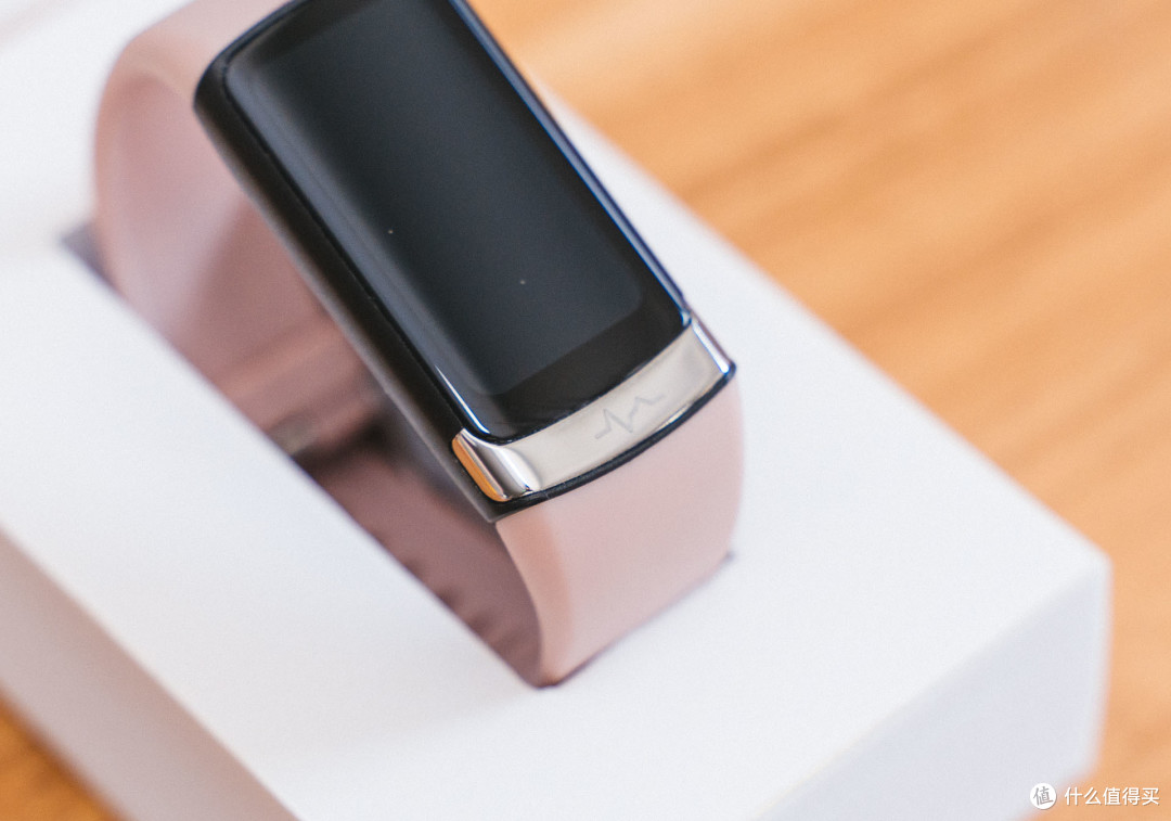 黑科技，不扎针就能测血糖血压的智能手环来了