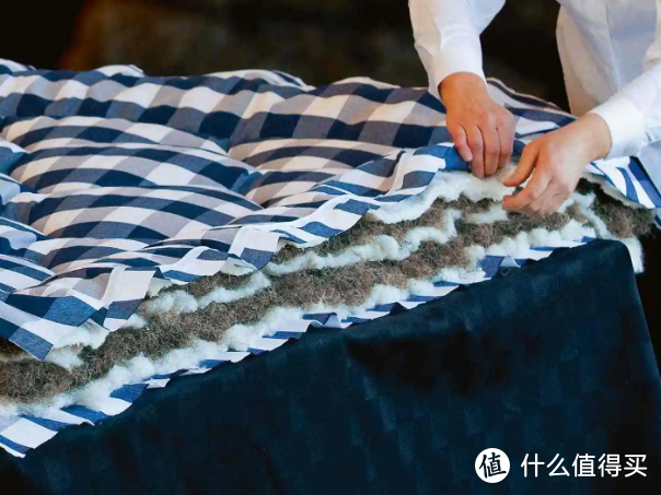 风干极快的马尾毛材质、蓝白格面料，是海斯腾的品牌印记，就像Burberry的卡其色Trench风衣一般深入民心