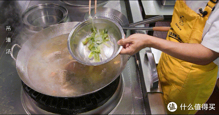 厨师长分享传统鲁菜“葱烧海参”，葱香味醇，柔软滑嫩