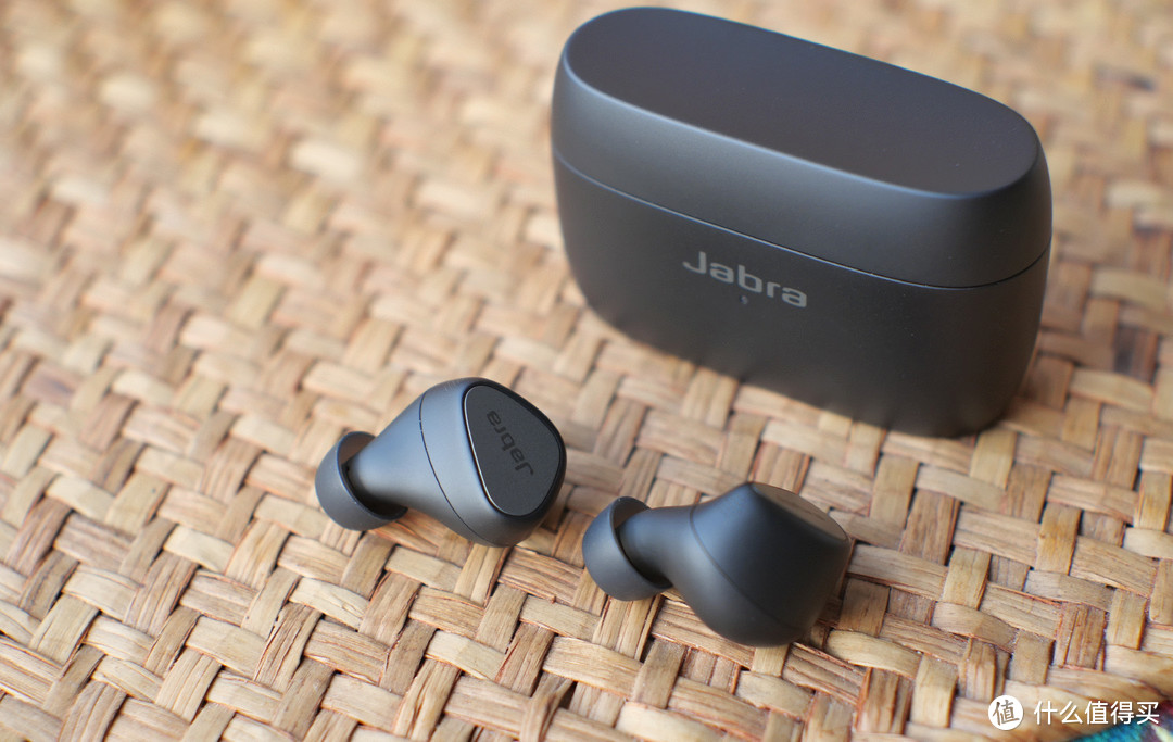 代表了千元级别蓝牙耳机该有的素质，音质、舒适度巨佳的Jabra Elite 5