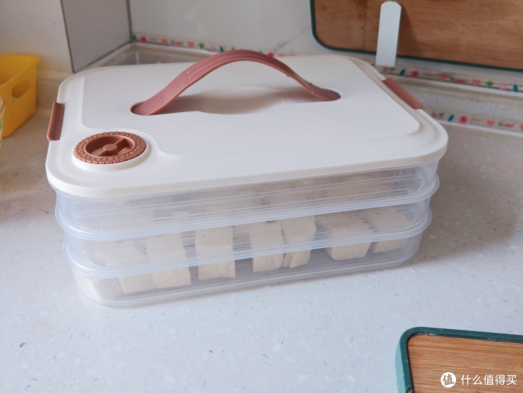 一个冻豆腐的神器——京迭饺子盒，这不是我开玩笑，这真的是我在生活中用过最实用的东西之一。