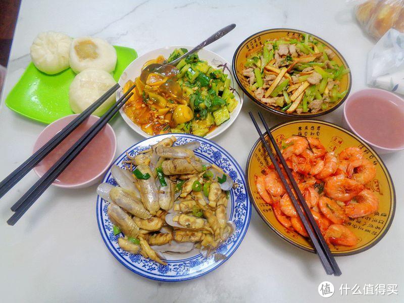 看看杭州家庭一日三餐，以米饭粥为主，蛏子虾是晚餐菜