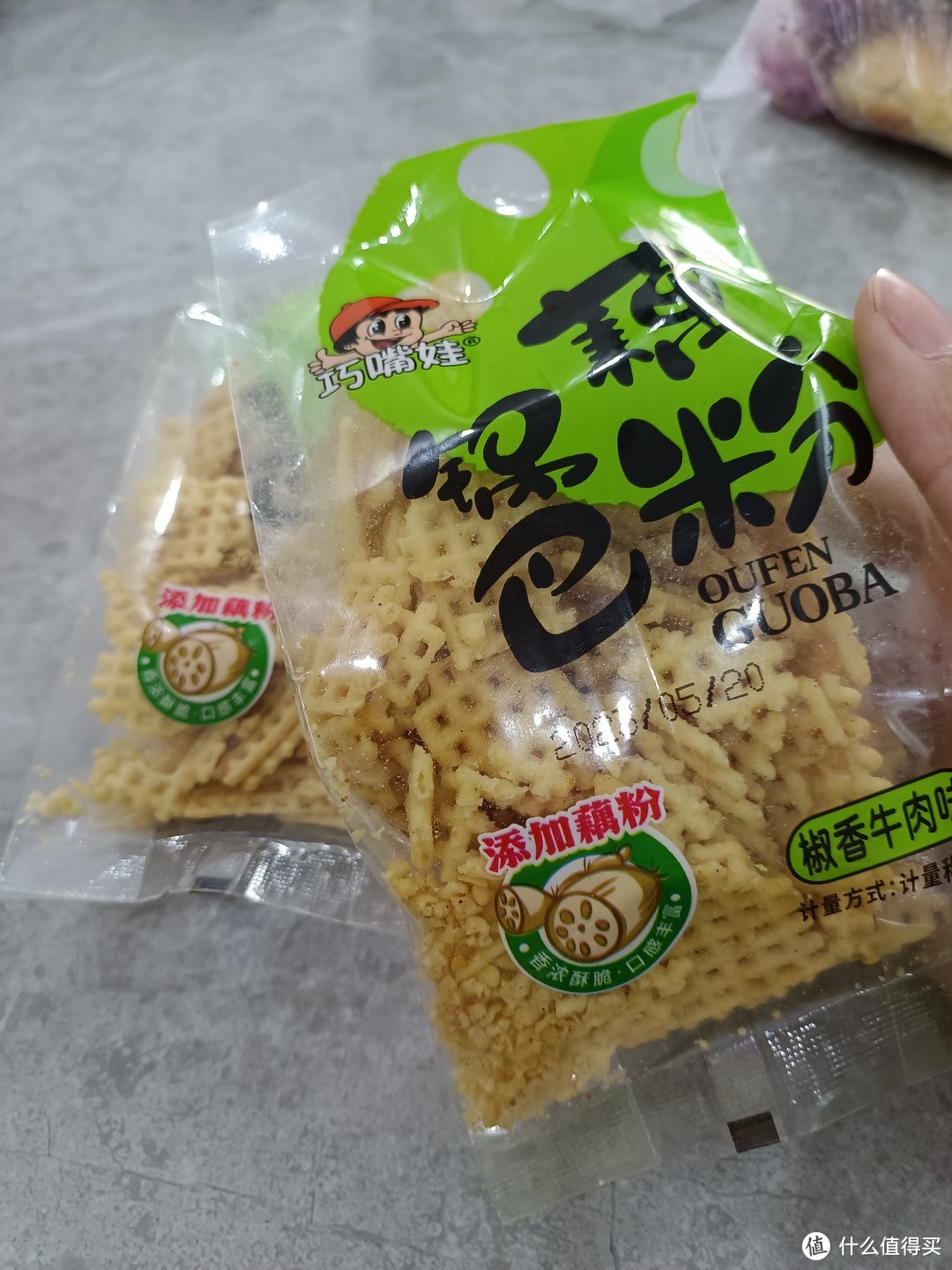 椒香牛肉味和蟹黄味藕粉锅巴，独立包装分量足