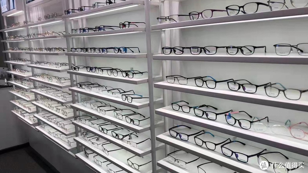 造寸眼镜：在重庆为小孩配眼镜选择哪种镜框好？