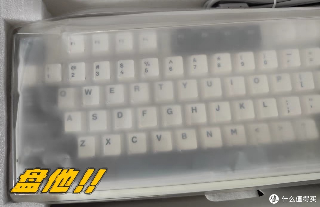 超值的狼蛛F87机械键盘，让我轻松灵活地打字，让办公更加舒适。