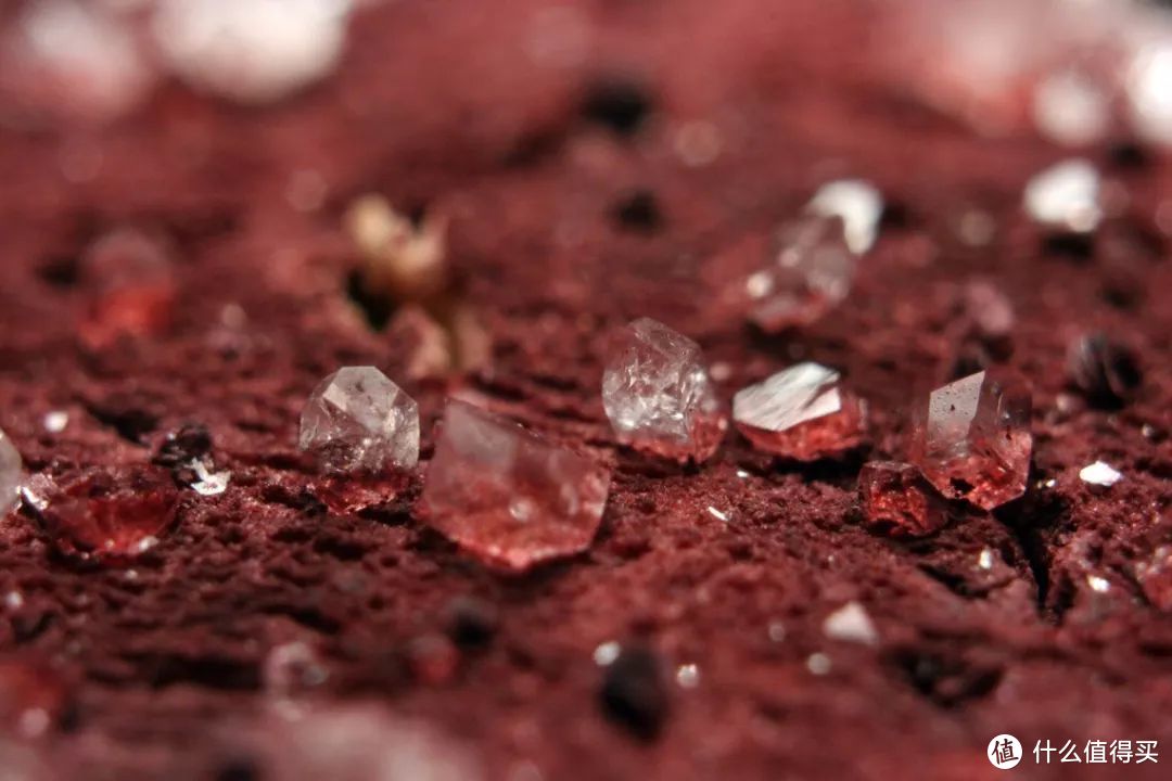 微距镜头下的酒石，嗯，仿佛知道它为什么被叫做酒钻石了。图片来源：forum.mflenses.com