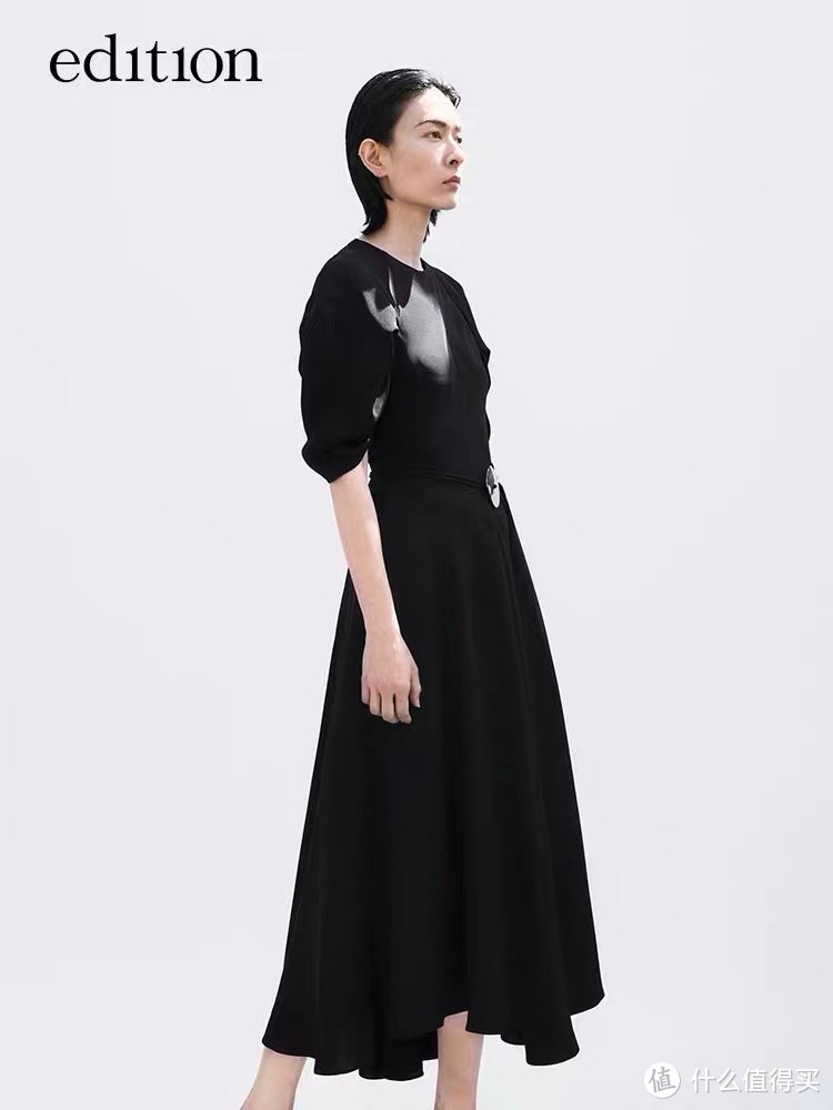 肩袖设计非常精致的一条小黑裙