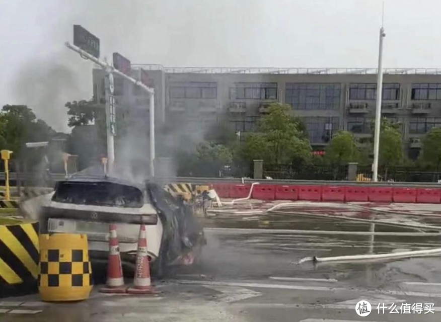 一辆浙 A 牌照的小型普通客车沿 S2 沪杭高速驶出杭州收费站时，碰撞收费站设施后起火，造成车上 4 人死亡。
