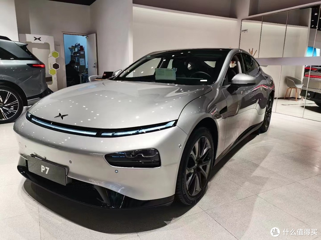 小鹏p7是一款由中国新能源汽车制造商小鹏汽车生产的纯电动轿车